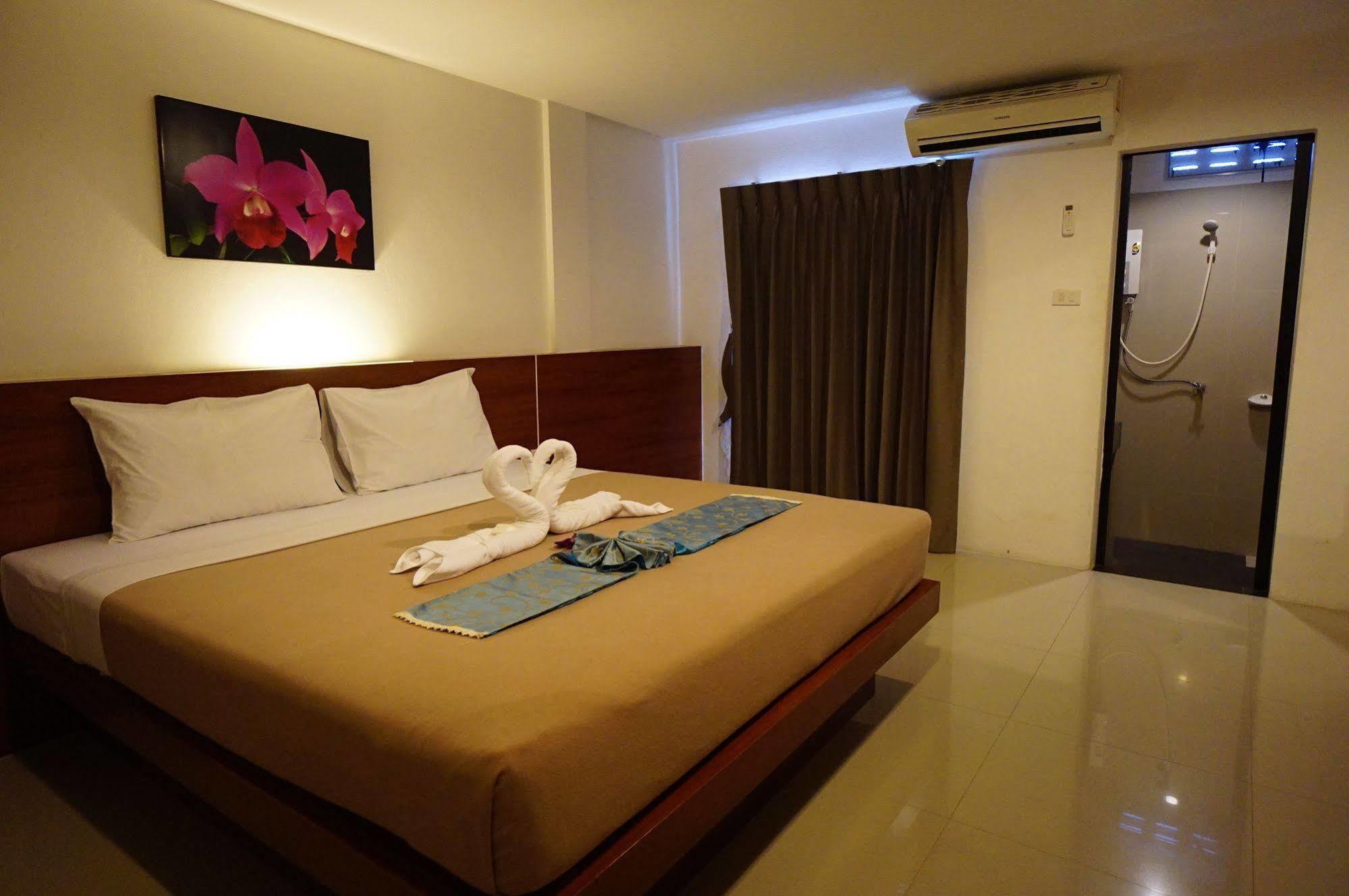 Phuthara Hostel Phuket Zewnętrze zdjęcie